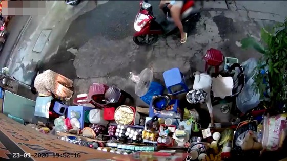Diễn biến mới vụ người phụ nữ chở trẻ con đi trộm tiền ở quận 3 ảnh 2