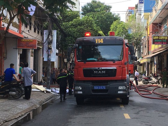 Giải cứu 2 người mắc kẹt trong đám cháy ở công ty tại quận Tân Bình ảnh 3