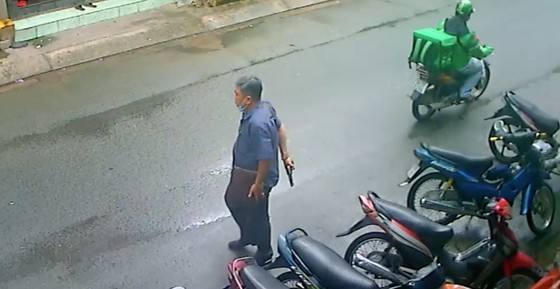 Thông tin bất ngờ vụ người đàn ông cầm vật giống súng doạ người dân ảnh 1