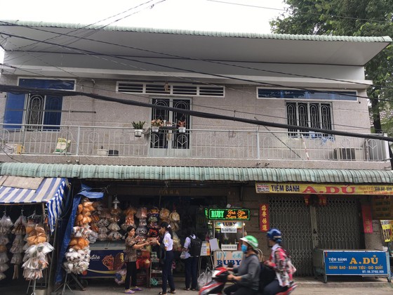 3 cha con bỏng nặng trong căn nhà bốc cháy ảnh 1