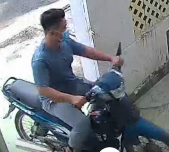 Công an phát thông báo truy tìm nghi phạm sát hại người phụ nữ trong khách sạn ở quận Thủ Đức ảnh 1