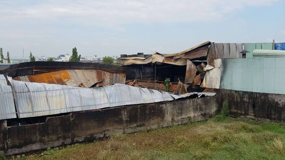 Cháy công ty nhựa ở huyện Bình Chánh, nhiều tài sản bị thiêu rụi ảnh 2