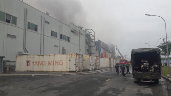 Hàng trăm chiến sĩ tham gia chữa cháy ở nhà máy Công ty Cầu Tre ảnh 1