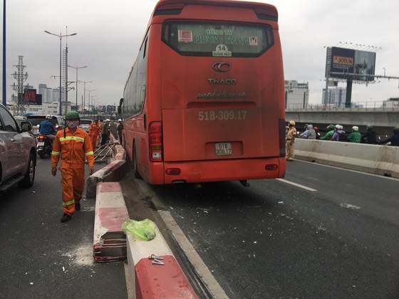 Xe khách leo lên dải phân cách trên cầu Sài Gòn, giao thông tê liệt nhiều giờ ảnh 2
