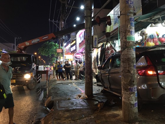 Ô tô 'điên' tông nhiều xe máy rồi lao vào nhà dân ở quận 12 ảnh 2