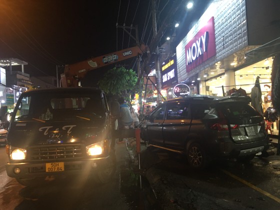 Ô tô 'điên' tông nhiều xe máy rồi lao vào nhà dân ở quận 12 ảnh 3