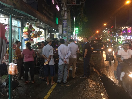 Ô tô 'điên' tông nhiều xe máy rồi lao vào nhà dân ở quận 12 ảnh 1