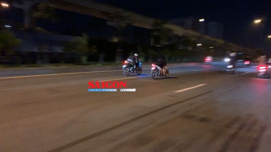 Hàng trăm 'quái xế' tụ tập đua xe gây náo loạn ở khu vực Suối Tiên, quận 9 ảnh 3