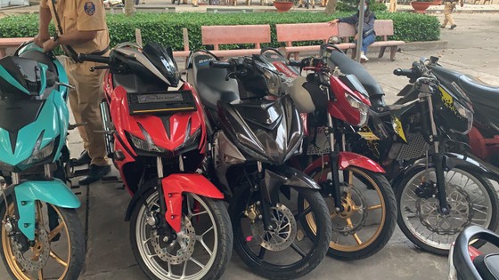 Vụ hàng trăm 'quái xế' bị công an vây bắt ở quận Thủ Đức: Tạm giữ 2 đối tượng ảnh 2