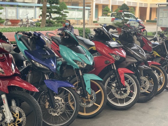Vụ hàng trăm 'quái xế' bị công an vây bắt ở quận Thủ Đức: Tạm giữ 2 đối tượng ảnh 1