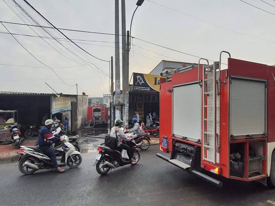 Cháy xưởng sắt và xưởng bao bì ở huyện Bình Chánh ảnh 1