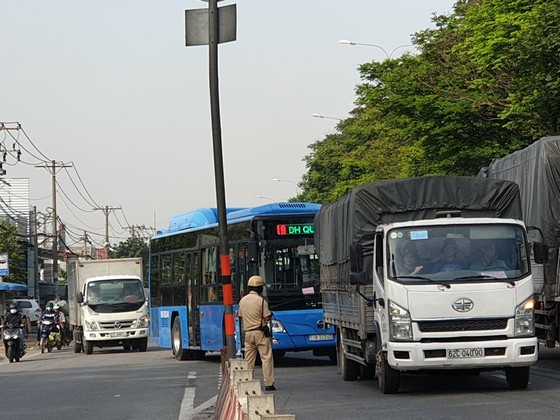 Xe tải tông dải phân cách trên quốc lộ 1 chắn giữa đường, giao thông ùn ứ nhiều giờ ảnh 8