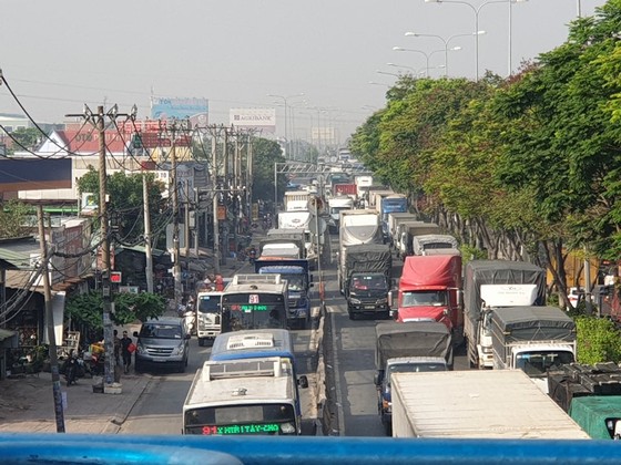 Xe tải tông dải phân cách trên quốc lộ 1 chắn giữa đường, giao thông ùn ứ nhiều giờ ảnh 4