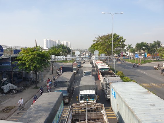 Xe tải tông dải phân cách trên quốc lộ 1 chắn giữa đường, giao thông ùn ứ nhiều giờ ảnh 6