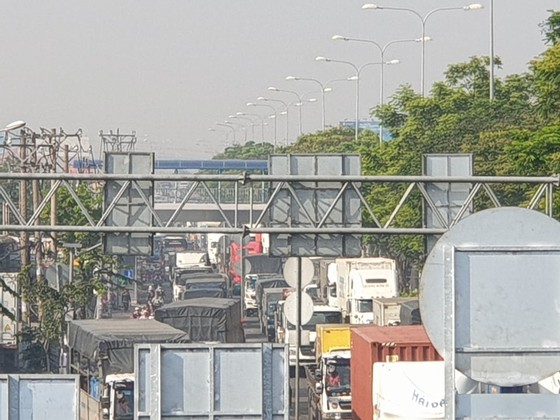 Xe tải tông dải phân cách trên quốc lộ 1 chắn giữa đường, giao thông ùn ứ nhiều giờ ảnh 5