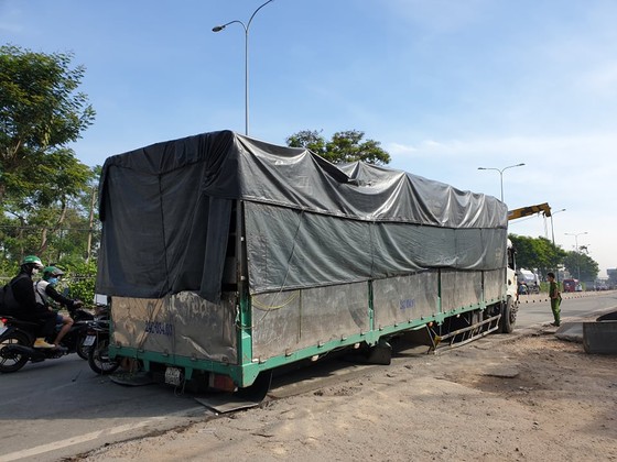 Xe tải tông dải phân cách trên quốc lộ 1 chắn giữa đường, giao thông ùn ứ nhiều giờ ảnh 1
