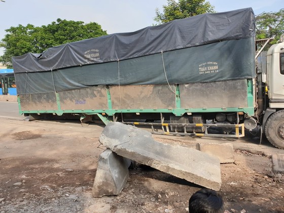 Xe tải tông dải phân cách trên quốc lộ 1 chắn giữa đường, giao thông ùn ứ nhiều giờ ảnh 2