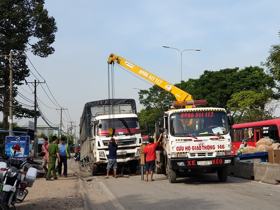 Xe tải tông dải phân cách trên quốc lộ 1 chắn giữa đường, giao thông ùn ứ nhiều giờ ảnh 3