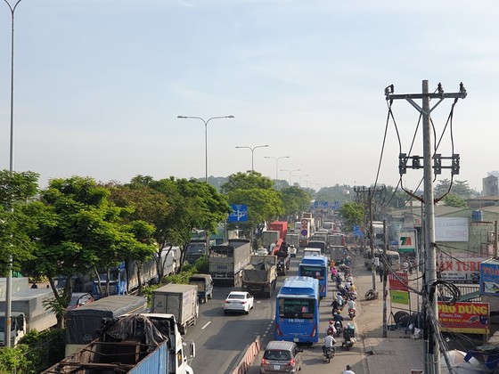 Xe tải tông dải phân cách trên quốc lộ 1 chắn giữa đường, giao thông ùn ứ nhiều giờ ảnh 7