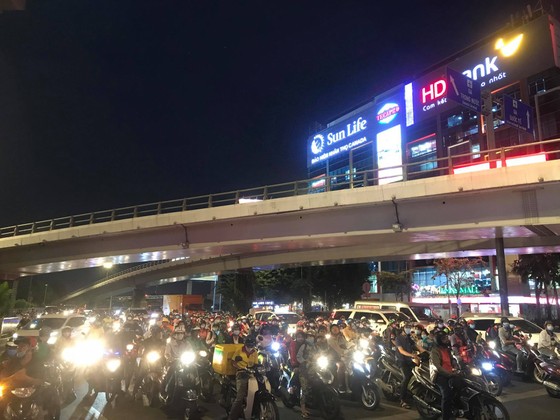 Nhiều tuyến đường ở TPHCM kẹt cứng ngày cuối năm ảnh 4