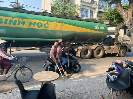 Nhóm côn đồ dùng hung khí đánh 2 người bị thương khai gì? ảnh 3