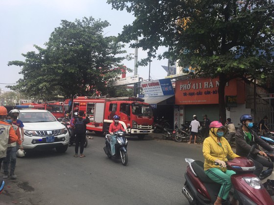Cháy công trình xây dựng ở quận Bình Thạnh, 1 nữ công nhân bị ngất xỉu ảnh 6