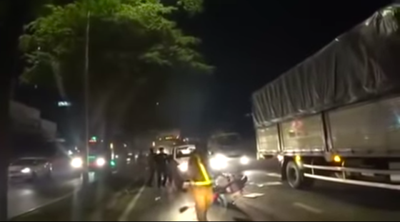 Xe ô tô chở thuốc lá lậu tìm cách bỏ chạy, tông xe cảnh sát giao thông ảnh 1