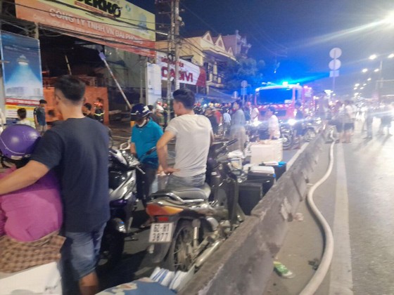 Vụ cháy ở huyện Hóc Môn: Huy động 150 cán bộ chiến sĩ, 24 xe chữa cháy gần 3 giờ đồng hồ ảnh 3