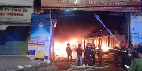 Vụ cháy ở huyện Hóc Môn: Huy động 150 cán bộ chiến sĩ, 24 xe chữa cháy gần 3 giờ đồng hồ ảnh 4