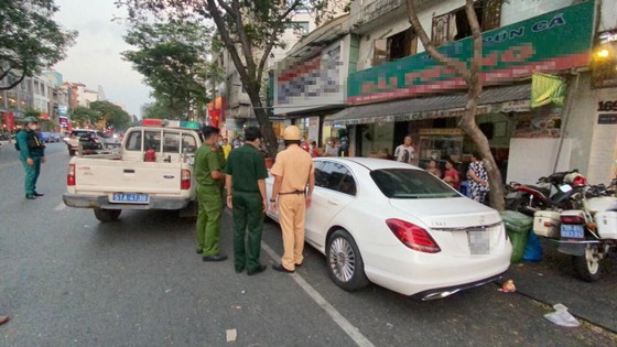 Phát hiện người đàn ông nghi ngáo đá cùng nhiều ma túy trong 'xế hộp' ảnh 1