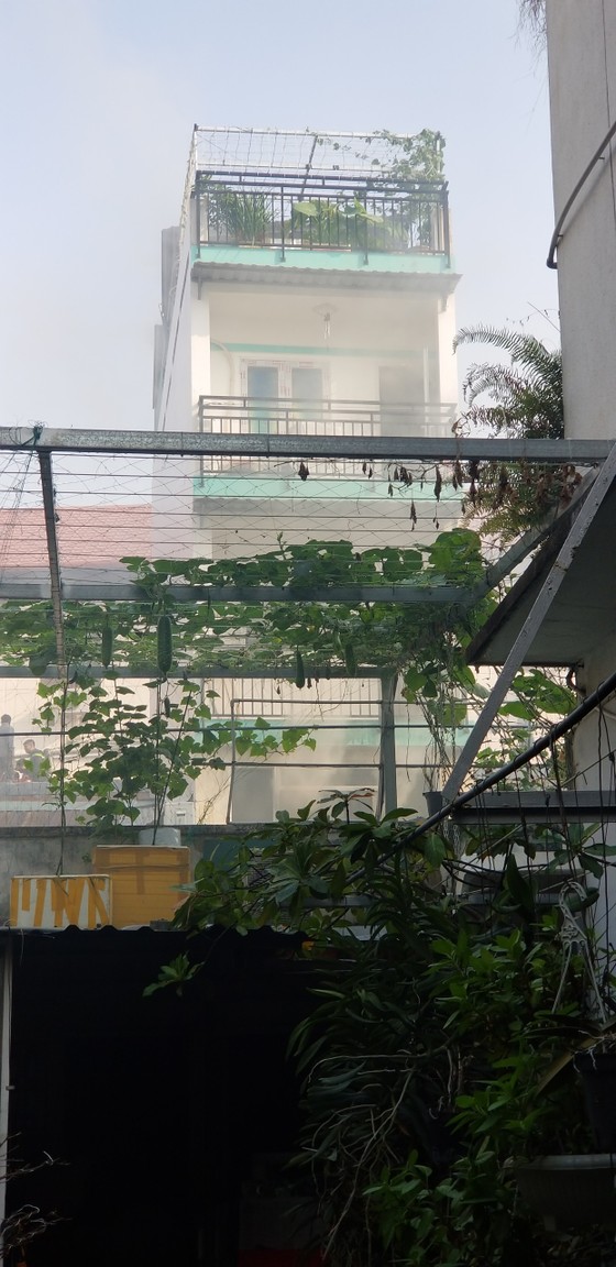 Giải cứu cháu bé bị mắc kẹt ở tầng 2 căn nhà bị cháy ảnh 1