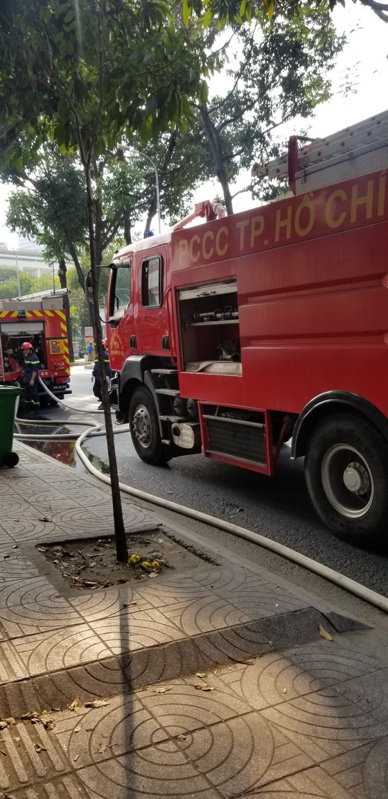Giải cứu cháu bé bị mắc kẹt ở tầng 2 căn nhà bị cháy ảnh 2