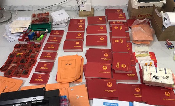 Triệt phá băng nhóm làm giả bằng bác sĩ, cử nhân đại học ảnh 1
