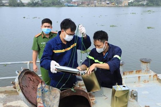 Bắt 2 tàu thủy trong đường dây buôn lậu xăng giả ảnh 4