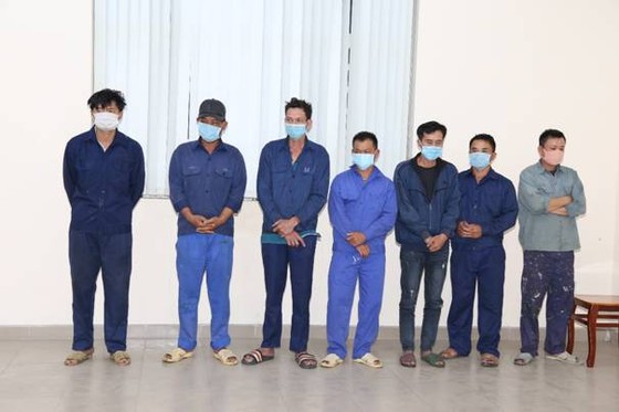 Bắt 2 tàu thủy trong đường dây buôn lậu xăng giả ảnh 2