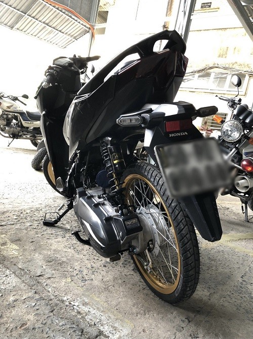 CSGT hoá trang bắt 2 đối tượng “dợt xe” trên đường tuyến Võ Văn Kiệt ảnh 1