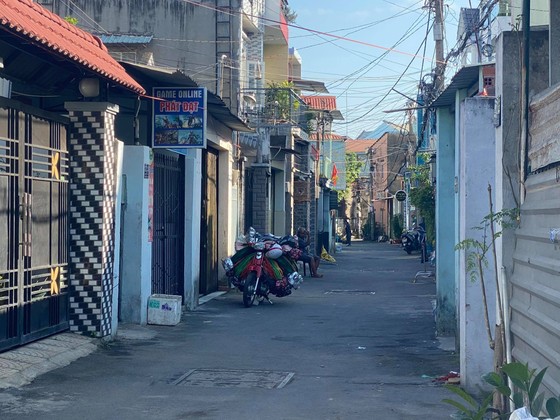 Mâu thuẫn tiền bạc, người đàn ông bị chém gần đứt cẳng tay ảnh 1