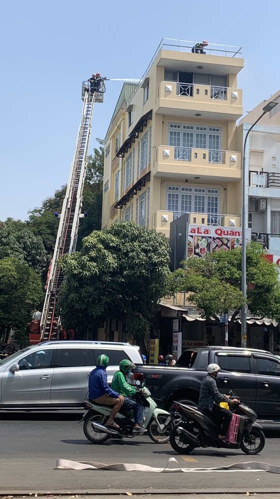 Giải cứu 2 người đàn ông trong căn nhà 4 tầng bốc cháy ở quận Gò Vấp ảnh 1