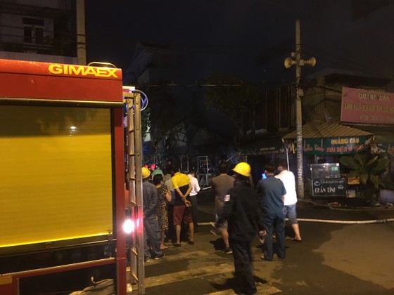 Cháy nhà dân ở quận 7, nhiều người hoảng sợ ảnh 1