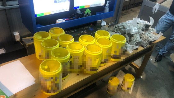 Gần 6kg nghi là ma tuý giấu trong quà tặng ảnh 4