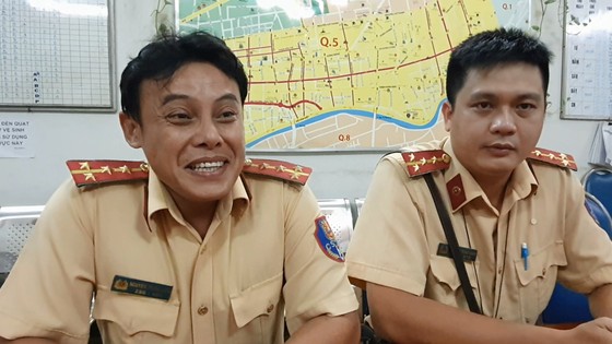Khen thưởng 2 CSGT 'mở đường' cho ô tô chở sản phụ đến bệnh viện ảnh 2