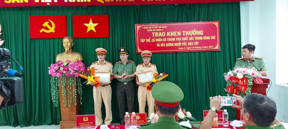 Khen thưởng 2 CSGT 'mở đường' cho ô tô chở sản phụ đến bệnh viện ảnh 1