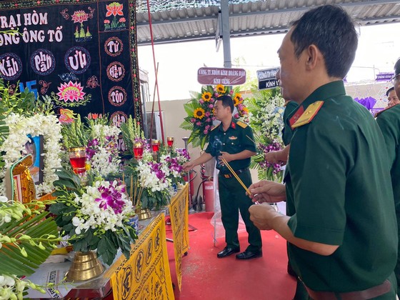 Bộ Tư lệnh TPHCM thăm, động viên gia đình nạn nhân vụ hỏa hoạn 6 người tử vong ảnh 2
