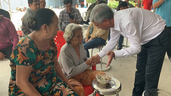 Lãnh đạo TPHCM thăm, động viên gia đình nạn nhân vụ hỏa hoạn 6 người tử vong ảnh 1