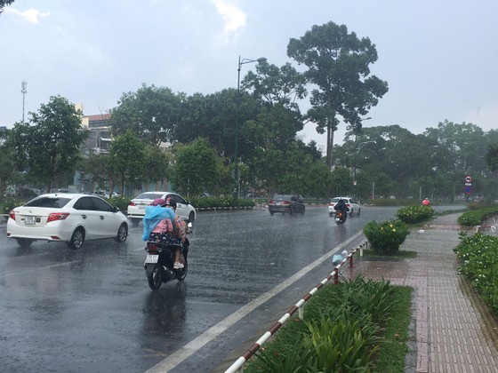 Mưa lớn kèm theo dông ở TPHCM ảnh 1