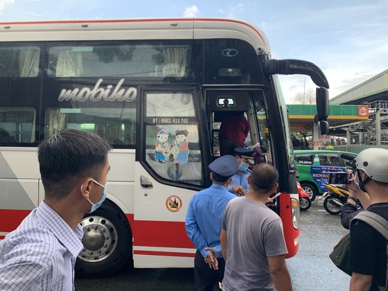 Chưa giải quyết dứt điểm hoạt động 2 bến xe cóc trên đường Đinh Bộ Lĩnh, quận Bình Thạnh ảnh 3