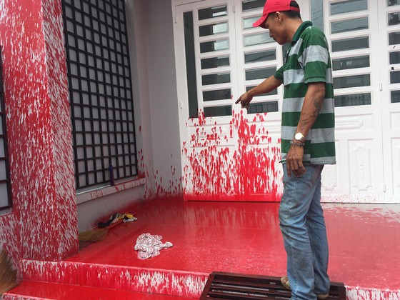 Một nhà dân liên tục bị “khủng bố” bằng sơn ở quận Bình Tân ảnh 1