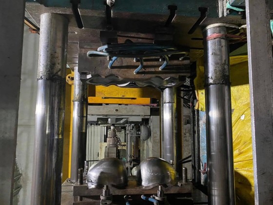 Phát hiện xưởng sản xuất Nón Sơn giả 'khủng' ở TPHCM ảnh 1