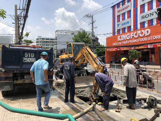 'Hố tử thần' xuất hiện trên đường Huỳnh Tấn Phát, quận 7 ảnh 1