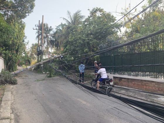 Sau tiếng nổ lớn, trụ điện ngã đổ, hàng trăm hộ dân ở Thủ Đức mất điện ảnh 2